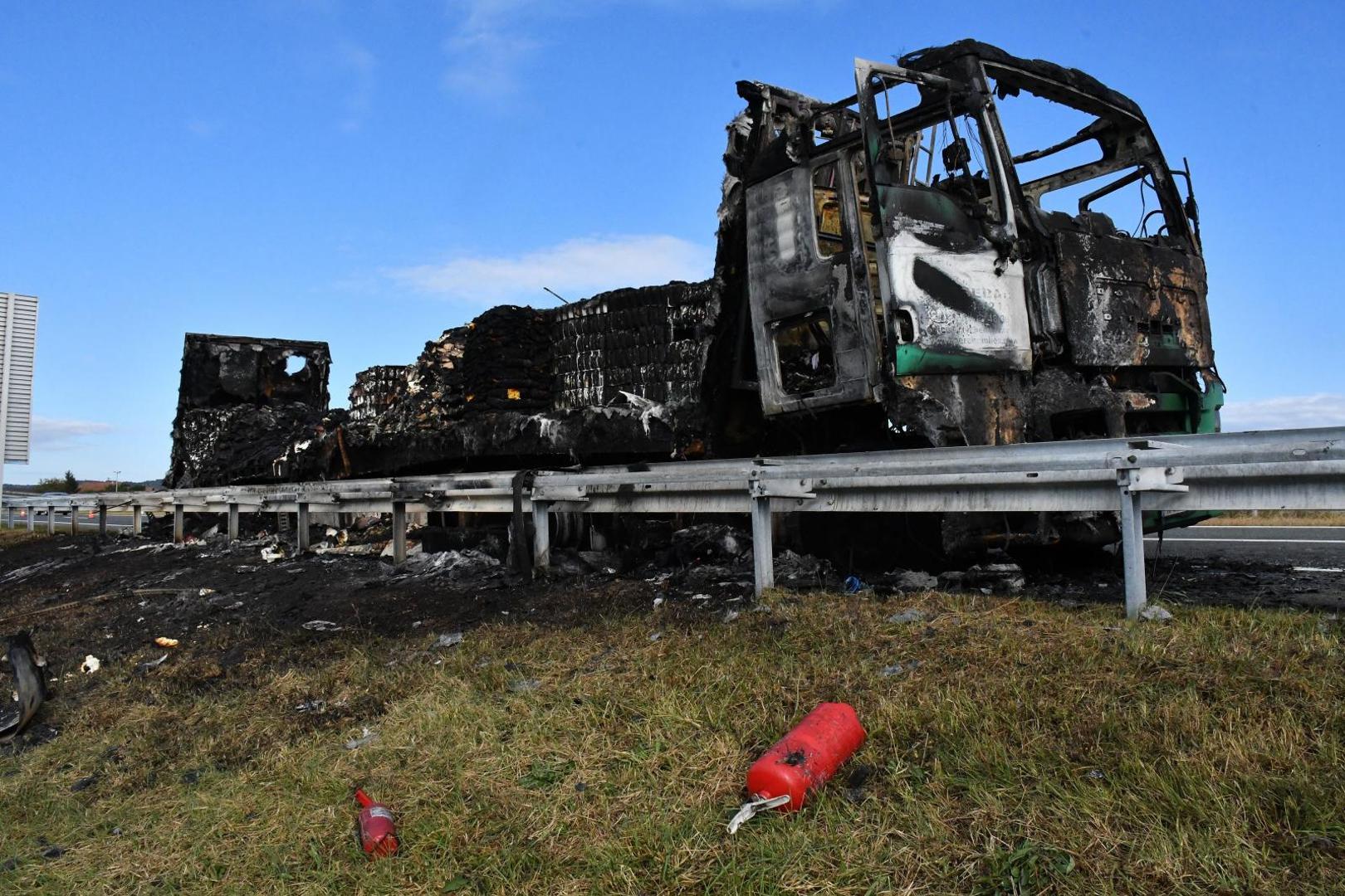 24.09.2020., Slavonski Brod - Kamion bugarskih registracija pun cokolade u prahu i maslaca zapalio se i u potpunosti izgorio  na autocesti A3 kod Slavonskog Broda. .
Photo: Ivica Galovic/PIXSELL