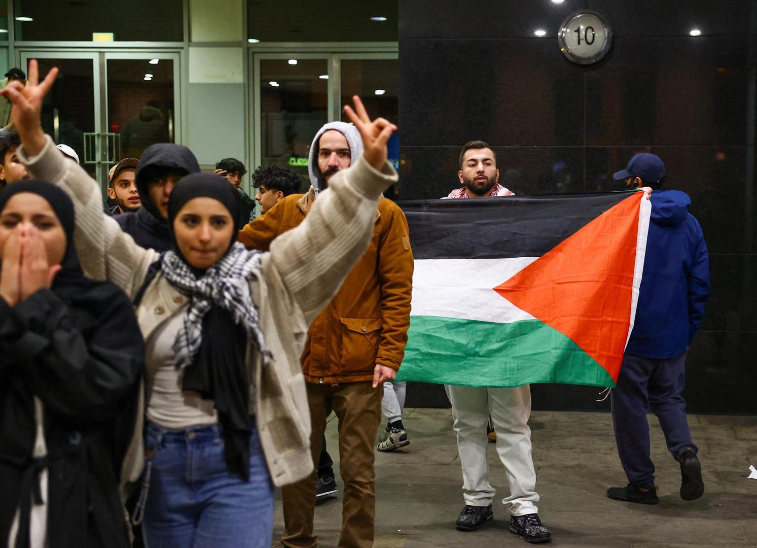 A man holds a Palestinian flag as pro-Palestinian demonstrators protest during the ongoing conflict between Israel and the Palestinian Islamist group Hamas, in Berlin, Germany October 15, 2023. REUTERS/Christian Mang Photo: CHRISTIAN MANG/REUTERS