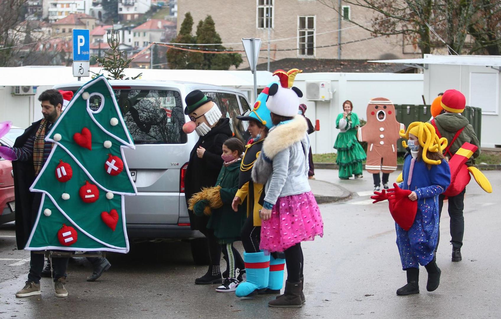 25.12.2020., Zagreb - Dvadeset Zagrebackih umjetnika pjevalo i djelilo poklone ispred Klinici za infektivne bolesti Dr. Fran Mihaljevic. 
Photo: Matija Habljak/PIXSELL