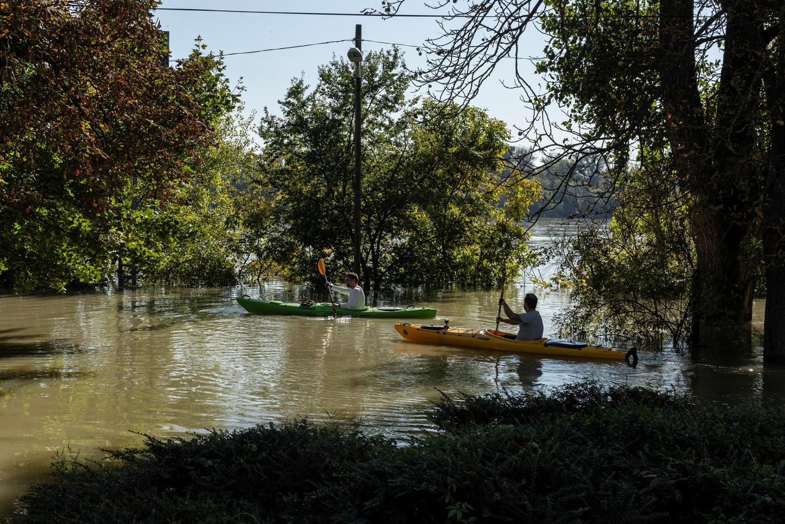 People row kayaks along a street flooded by the Danube River in Budapest, Hungary, September 21, 2024. REUTERS/Marko Djurica Photo: MARKO DJURICA/REUTERS