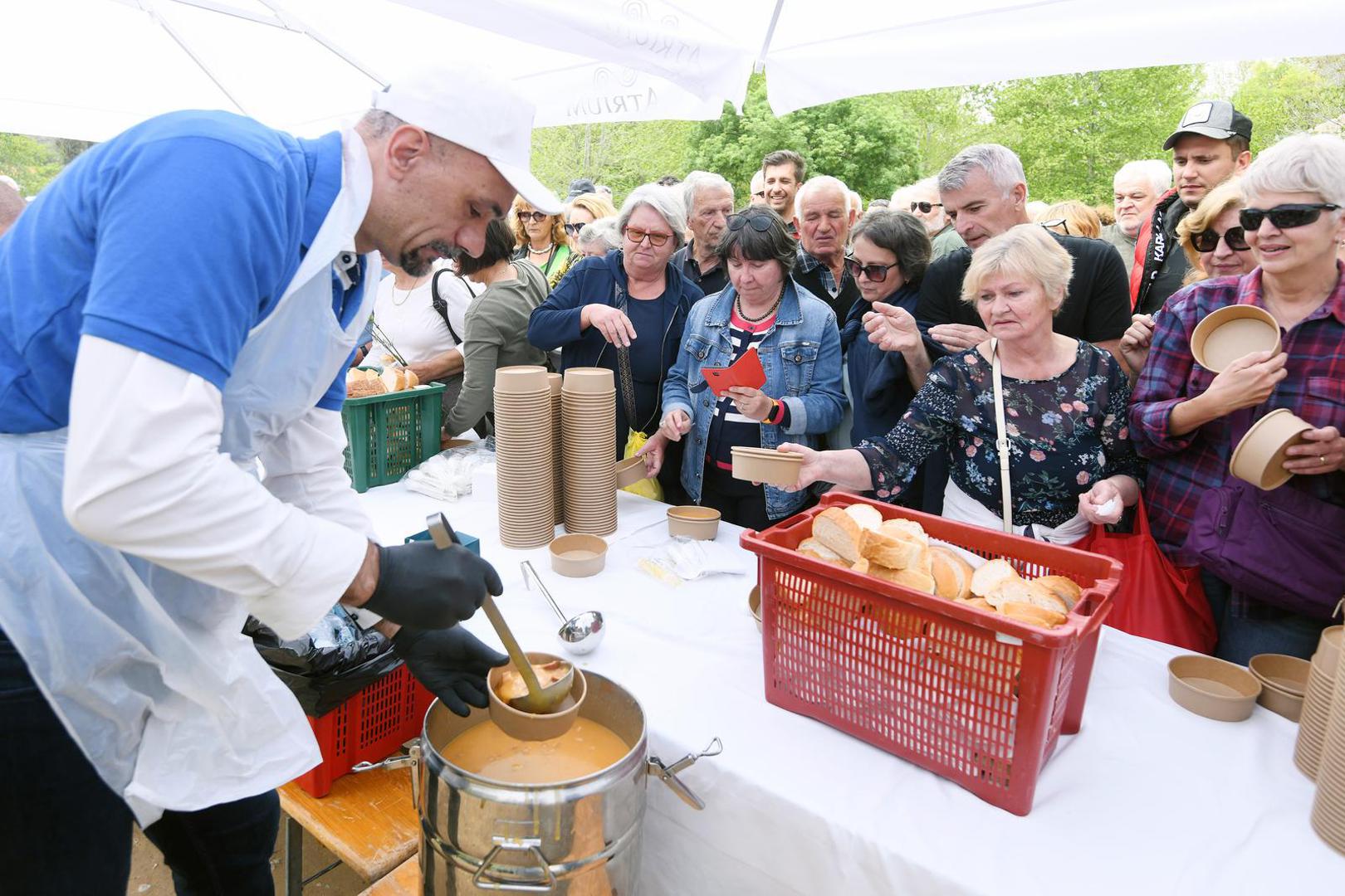 01.05.2023., Skradinski buk - Tradicionalna podjela graha u Nacionalnom parku Krka povodom Medjunarodnog praznika rada privukla veliki broj posjetitelja. Photo: Hrvoje Jelavic/PIXSELL