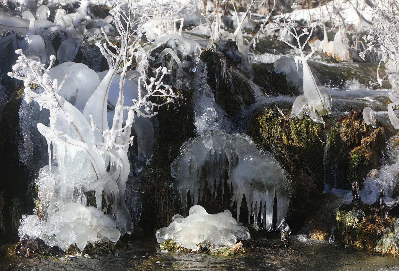 13.01.2024., Plitvicka jezera - Snijeg i debeli minusi zaledili su slapove na Plitvickim jezerima koji mame uzdahe brojnih posjetitelja. Photo: Kristina Stedul Fabac/PIXSELL