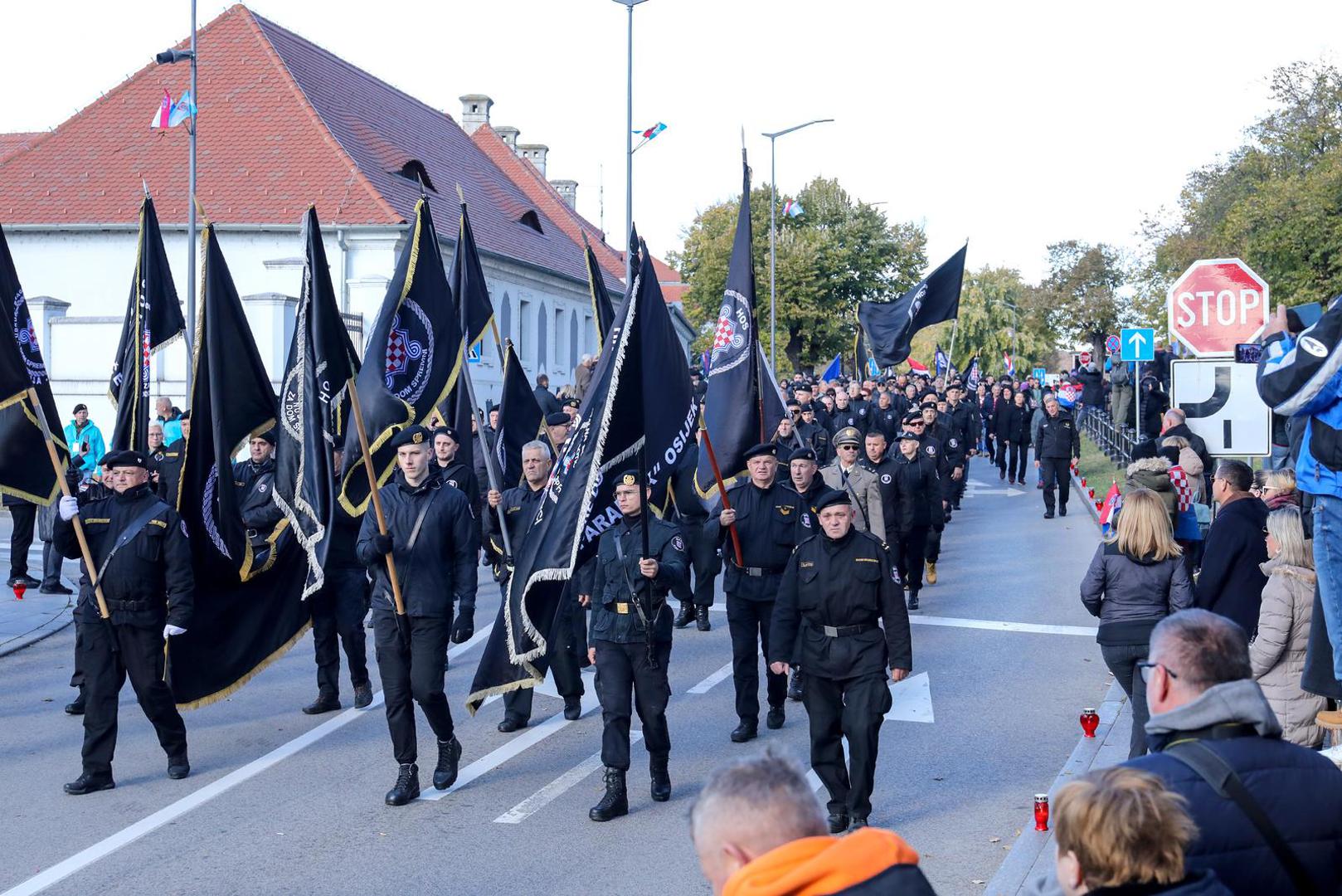 18.11.2023. Vukovar - Pod geslom "Vukovar - moj izbor i u dobru i u zlu" u Vukovaru se obiljezava 32. godisnjica vukovarske tragedije i stradanja u Domovinskom ratu. Kolona sjecanja koju predvode hrvatski branitelji Vukovara zajedno s clanovima obitelji poginulih, nestalih, ubijenih, nasilno odvedenih i umrlih hrvatskih branitelja Vukovara na celu s pripadnicima Hrvatskih obrambenih snaga koji su branili Vukovar.  Photo: Emica Elvedji/PIXSELL