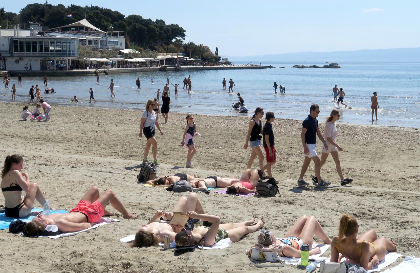 Neki se sunčaju, neki se kupaju, a neki uživaju u šetnji po pješčanoj plaži. 