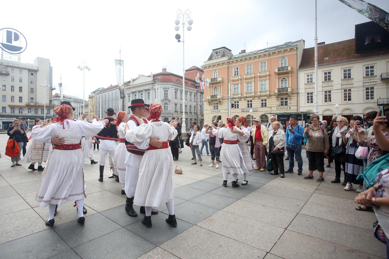 KUD Jankomir zabavio građane i turiste na Trgu bana Jelačića