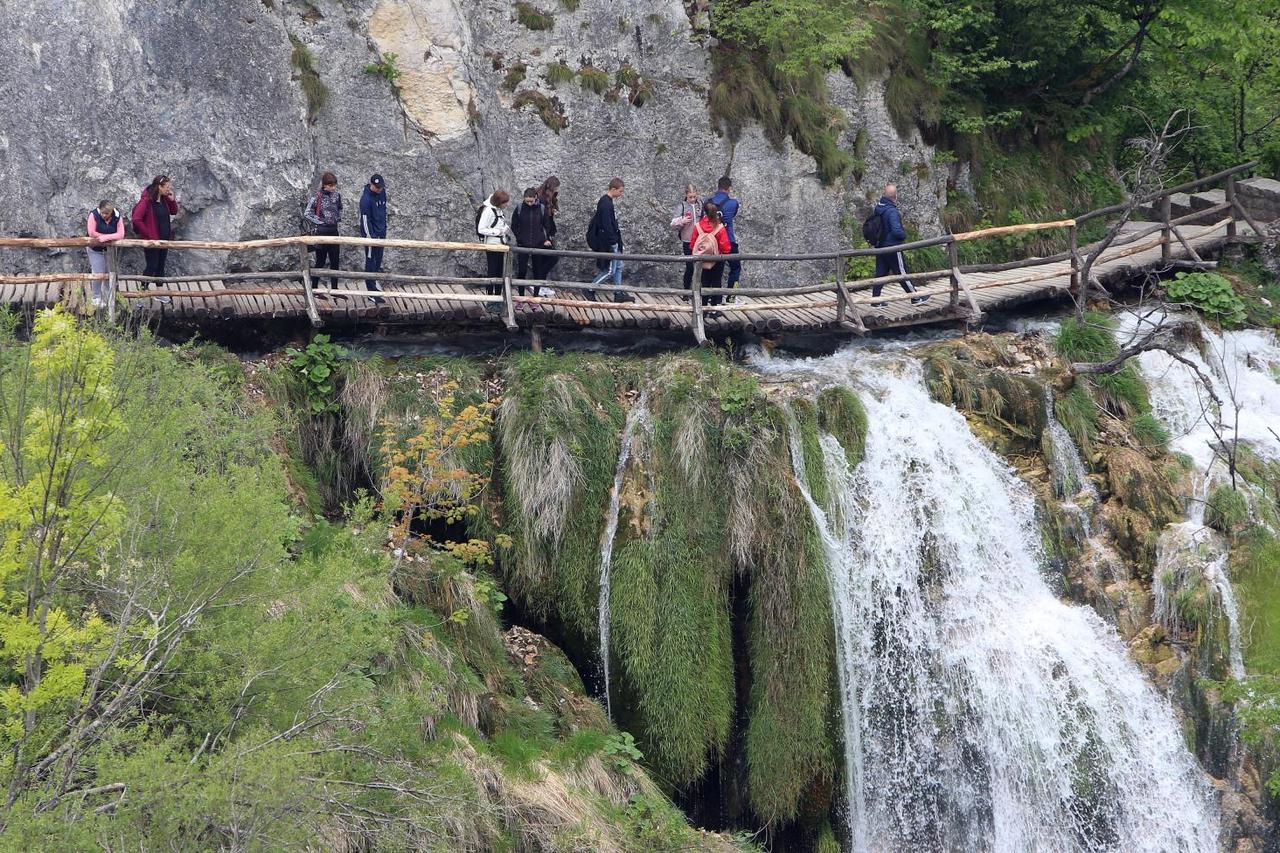 Niske cijene privukle brojne domaće turiste u Nacionalni park Plitvička jezera