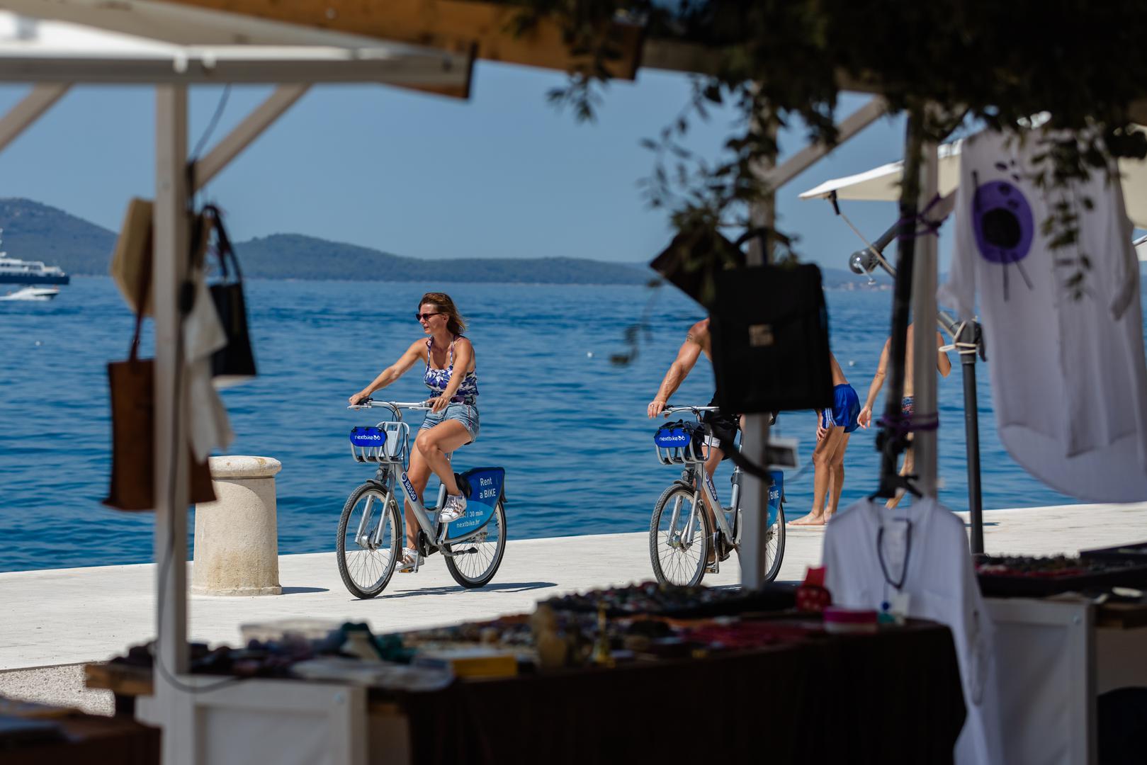 23.07.2022., Zadar -  Vrhunac toplinskog vala stigao je u Dalmaciju. Gradjani i turisti na razne nacine se pokusavaju rashladiti Photo: Sime Zelic/PIXSELL