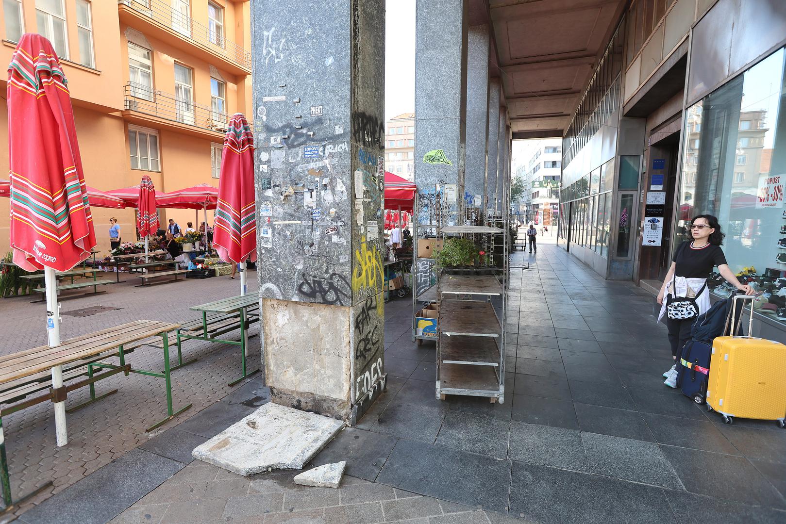 Srećom, radi se o najnižoj ploči, ali postoji opasnost da zbog gubitka potpore počnu padati i ostale, navodi Macek u opisu fotografije.