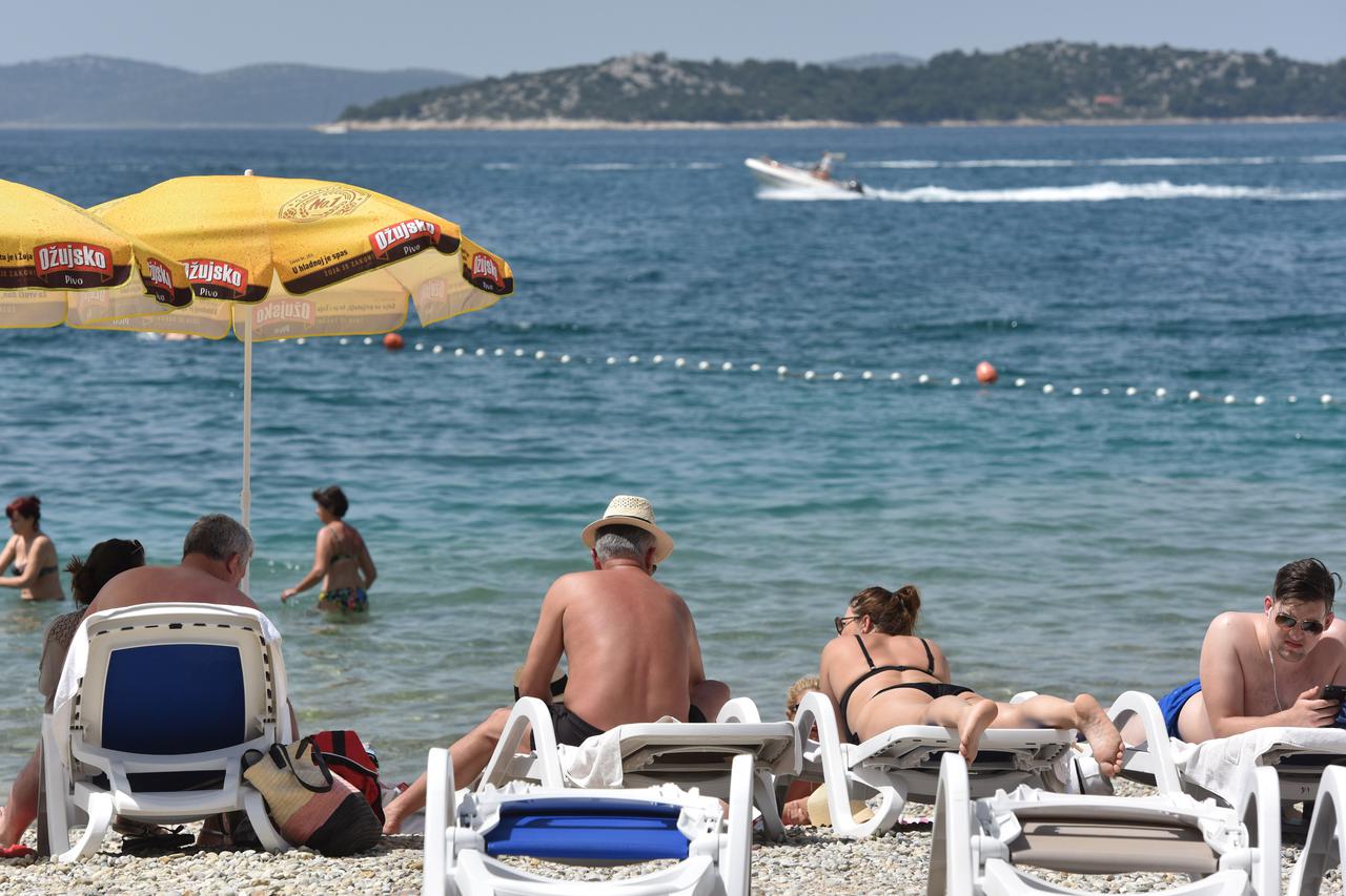 Vodice: Rijetki kupači potražili osvježenje na gradskoj plaži