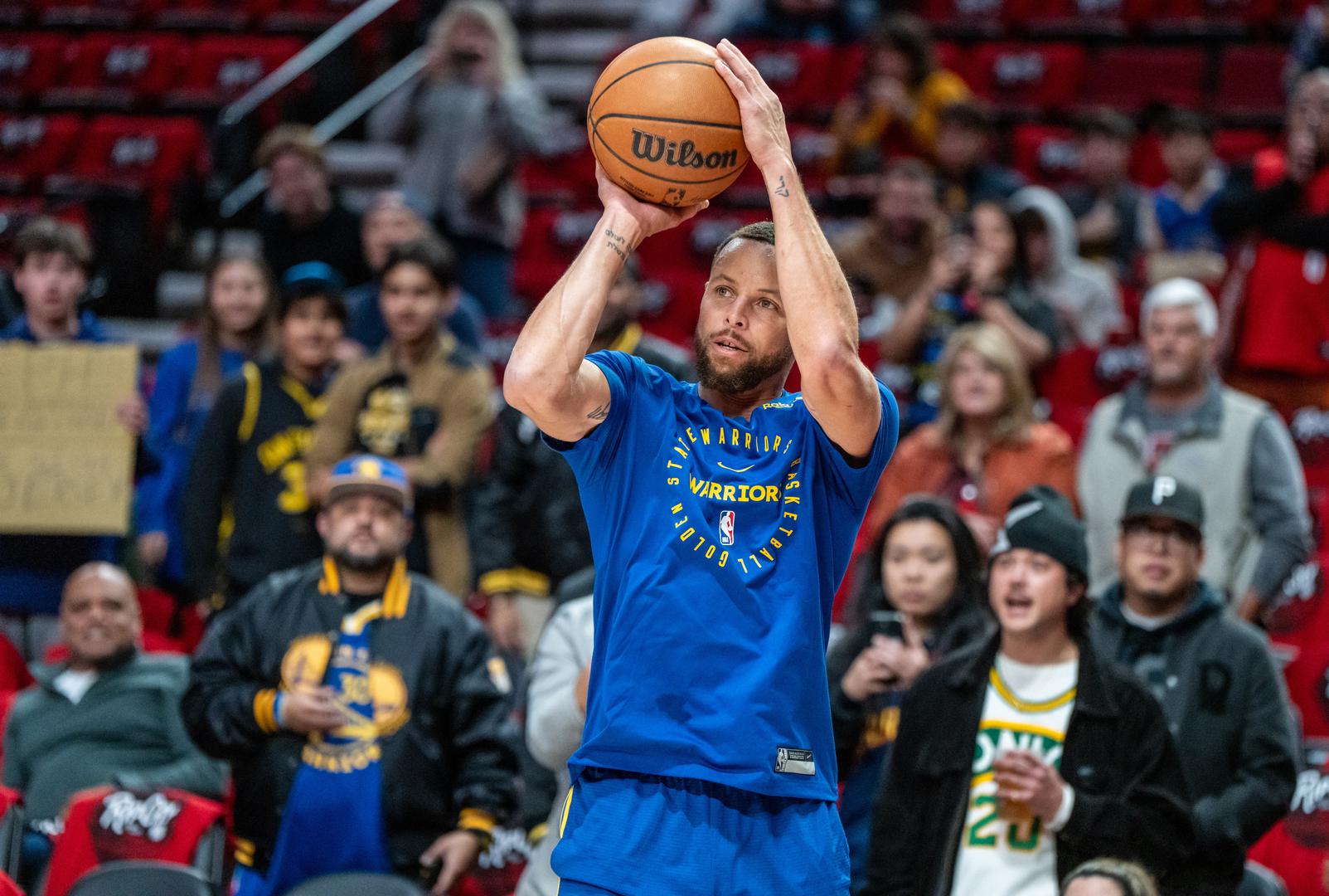 S 36 godina Stephen Curry uspio je doseći nevjerojatno bogatstvo od 102 milijuna dolara (94 eura/78,5 funti). Njegovi prihodi dolaze od ugovora s Golden State Warriorsima. Nedavno je potpisao jednogodišnje produljenje ugovora vrijedno 62,6 milijuna dolara (57 eura/47 funti).