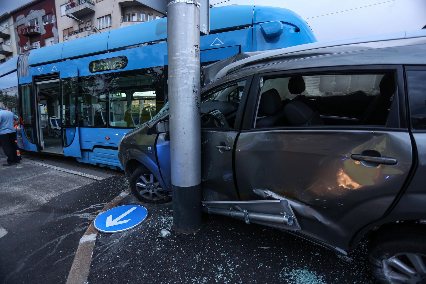 Tramvaj linije 2 prignječio je automobil marke Toyota uz stup.