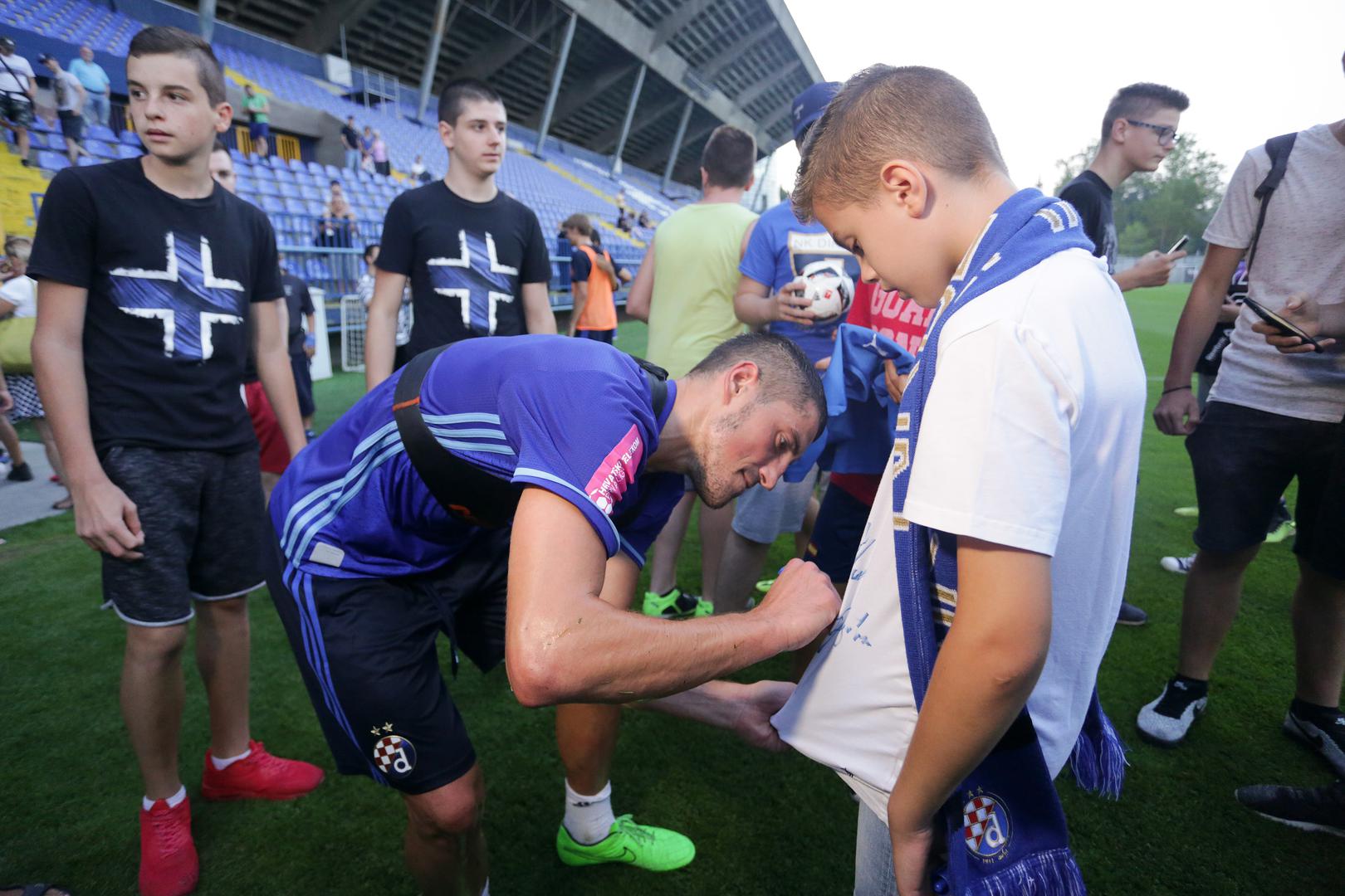 Ademijev prvi trening bio je otvoren za javnost, a došlo ga je pogledati 500-tinjak navijača.