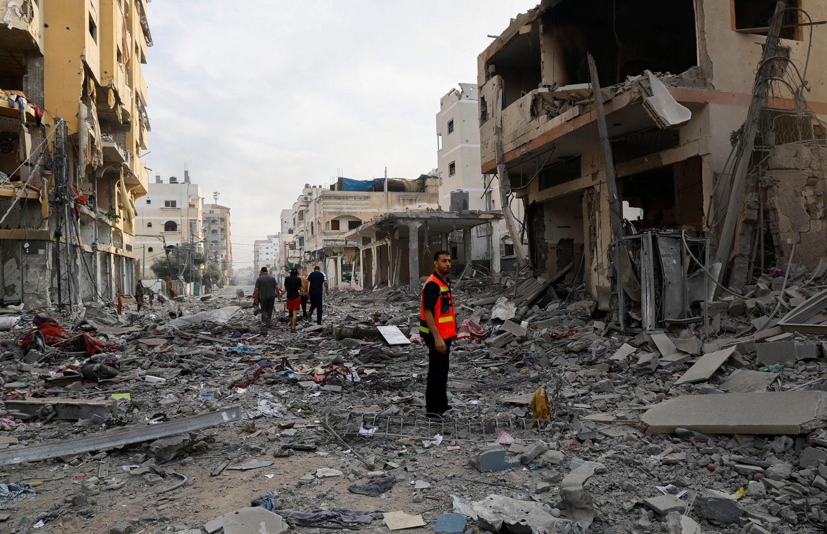 A rescuer looks on amid debris in the aftermath of Israeli strikes, in Gaza City, October 11, 2023. REUTERS/Mohammed Salem Photo: MOHAMMED SALEM/REUTERS