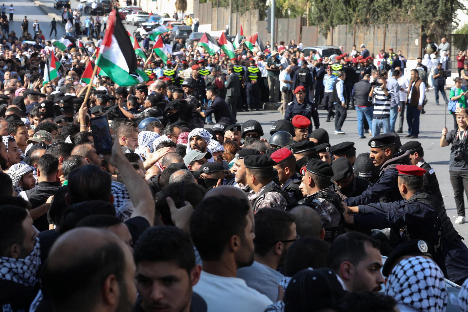 Members of the security forces confront the demonstrators during a pro-Palestinian protest, after hundreds of Palestinians were killed in a blast at Al-Ahli hospital in Gaza that Israeli and Palestinian officials blamed on each other, in Amman, Jordan, October 18, 2023. REUTERS/Alaa Al Sukhni Photo: ALAA AL SUKHNI/REUTERS