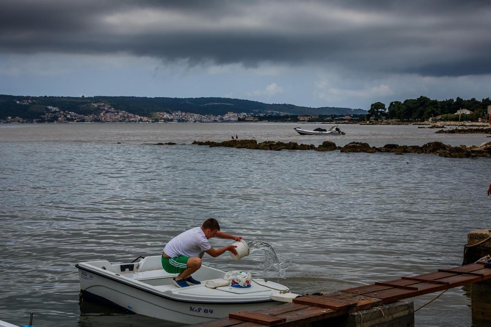 30.05.2022., Kastela - Tijekom jutra sire trogirsko i kastelansko podrucje zahvatilo je olujno nevrijeme s obilnom kisom, te su mnoge kuce i poslovni prostori poplavljeni.

 Photo: Zvonimir Barisin/PIXSELL