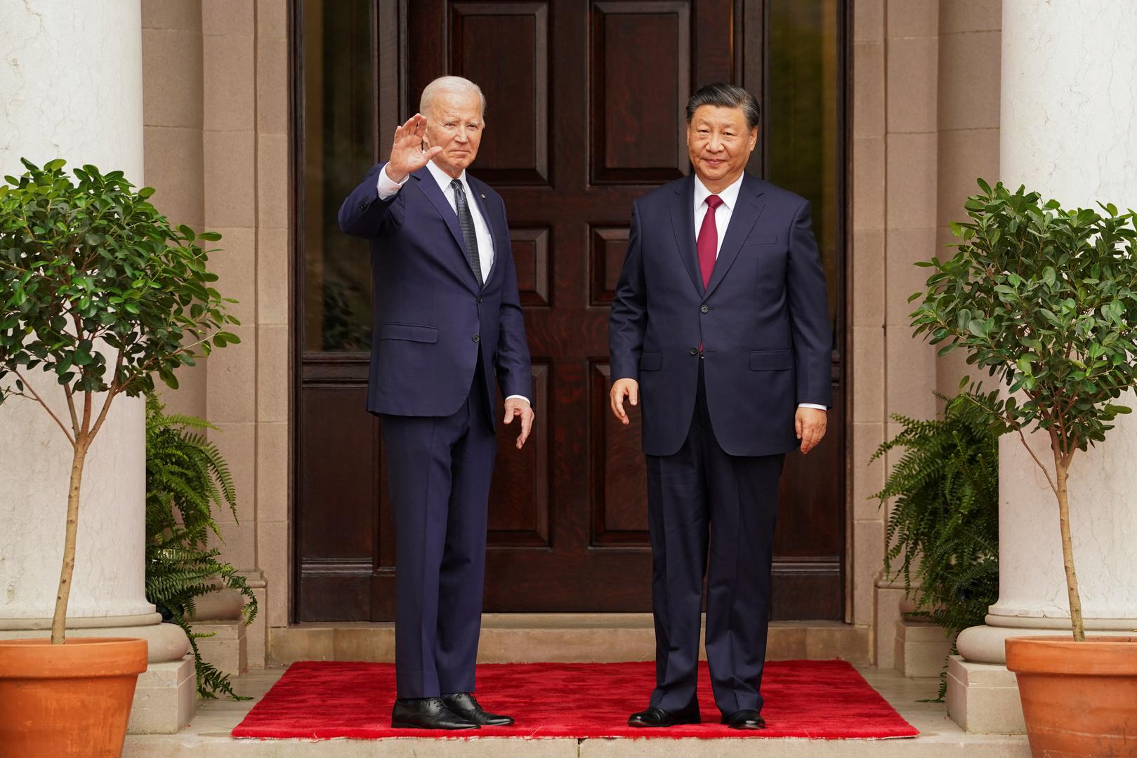 U.S. President Joe Biden waves as he welcomes Chinese President Xi Jinping at Filoli estate on the sidelines of the Asia-Pacific Economic Cooperation (APEC) summit, in Woodside, California, U.S., November 15, 2023. REUTERS/Kevin Lamarque Photo: KEVIN LAMARQUE/REUTERS