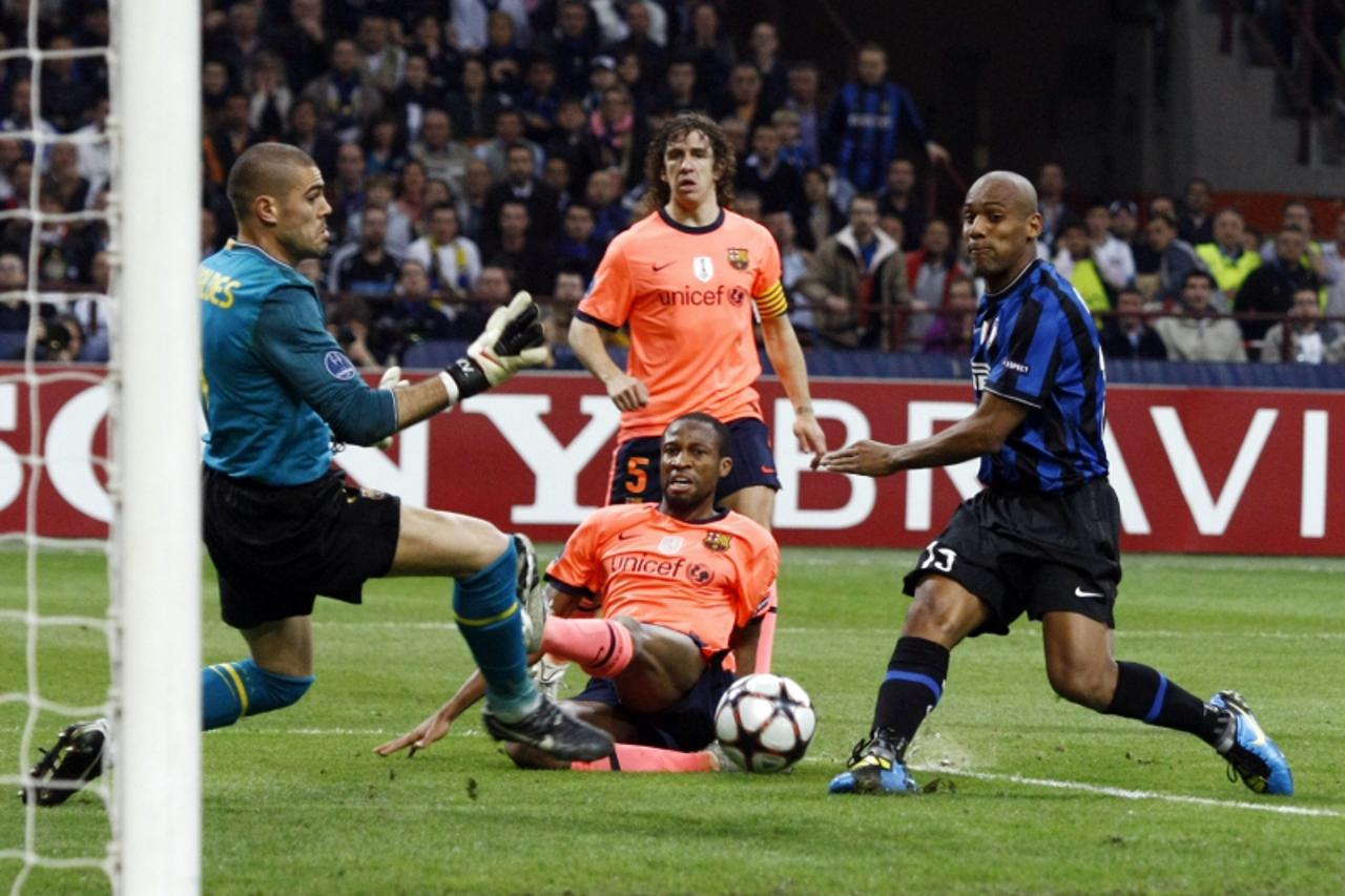 'Inter Milan\'s Douglas Maicon (R) scores against Barcelona during their Champions League first leg, semi-final soccer match at San Siro stadium in Milan April 20, 2010. REUTERS/Alessandro Garofalo (I