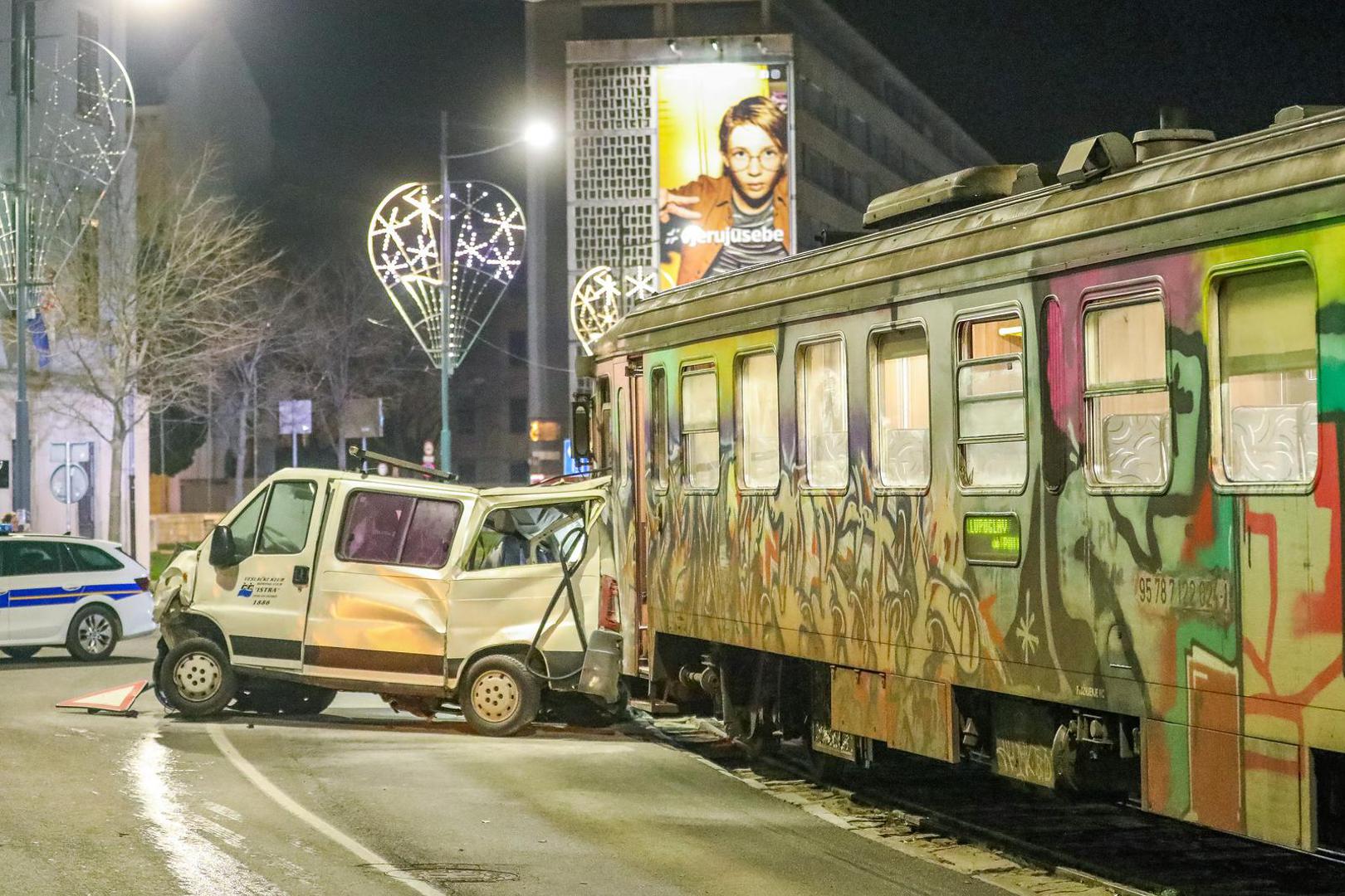 15.01.2023., Pula - Prometna nesreca na pulskoj rivi. Vlak kojem su vjerojatno otkazale kocnice nije se zaustavio na zeljeznickoj stanici vec je nastavio prugom po rivi koja vodi prema Uljaniku. Vlak je pokupio kombi koji je bio parkiran ispred veslackog kluba te ga je vukao do zgrade Lucke kapetanije lomeci uz put sve prometne znakove koji su mu bili na putu. U vlaku koji je prometovao na liniji Lupoglav-Pula bilo je cetvoro putnika no na srecu nitko nije ozlijedjen. Photo: Srecko Niketic/PIXSELL