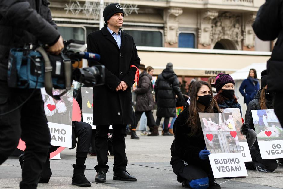 Zagreb: Prijatelji životinja povodom Međunarodnog dana prava životinja izveli performans