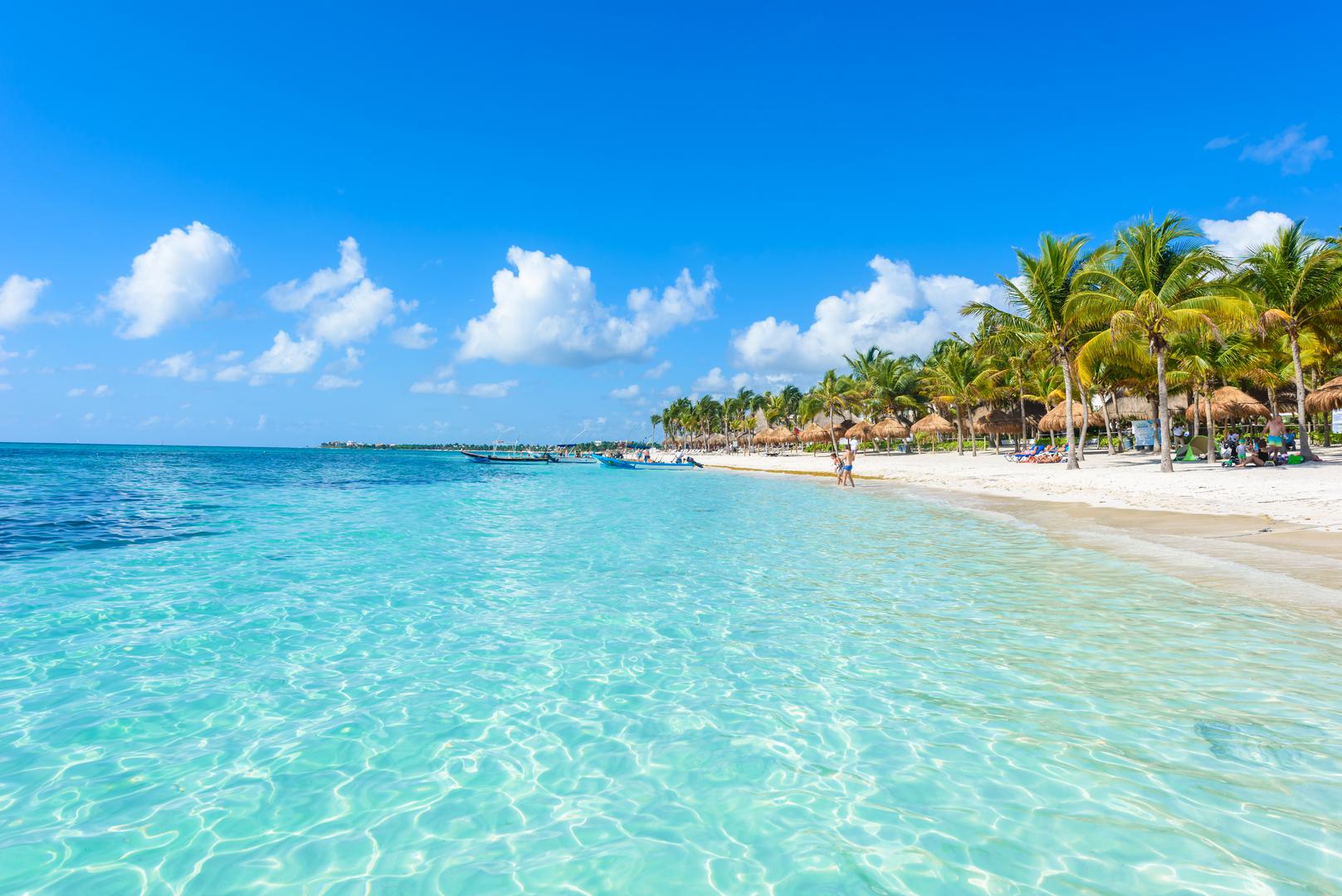 Meksiko: Meksiko nema zakon koji vrijedi za cijelu državu, ali neka popularna odredišta za odmor ne odobravaju kreme za sunčanje koje sadrže štetne sastojke.Turistička područja u Yucatánu i Tulumu, kao što su Riviera Maya – koja uključuje Cancún -, Playa del Carmen i otok Cozumel, kao i vodeni parkovi kao što su Xcaret Park, Xel Ha i Garrafon Natural Reef Park, potiču turiste da koriste samo prirodne kreme za sunčanje.