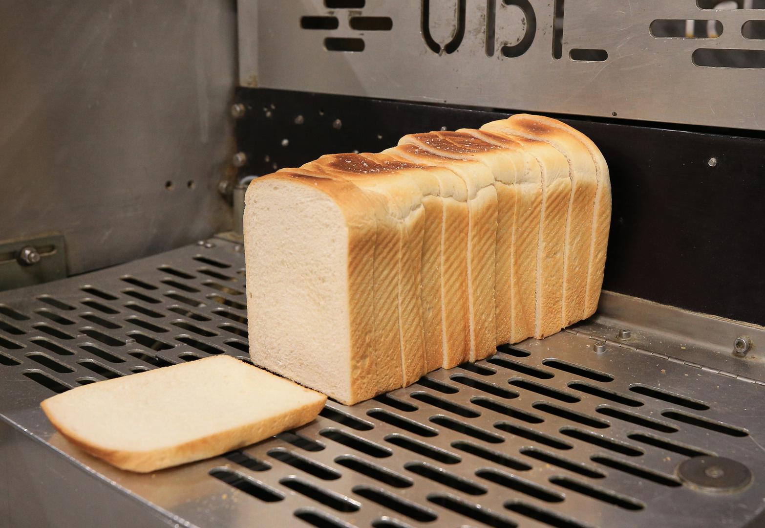 Narezani kruh, koji je danas glavni dio smočnice, prvi put je prodan 1928. Prvu takvu štrucu kruha proizveo je Otto Rohwedder u Chillicotheu, Missouri, u srpnju 1928. Rohwedder je bio draguljar, a pekari su ga kritizirali zbog njegove ideje; mislili su da će se narezani kruh prebrzo pokvariti.