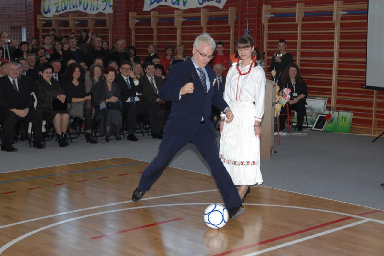 '15.01.2011.Osnovna skola, Gornje Jesenje - Predsjednik RH dr. Ivo Josipovic svecano je otvorio novu skolsku dvoranu tako sto je udario loptu prema golu. Photo: Matija Topolovec/PIXSELL'