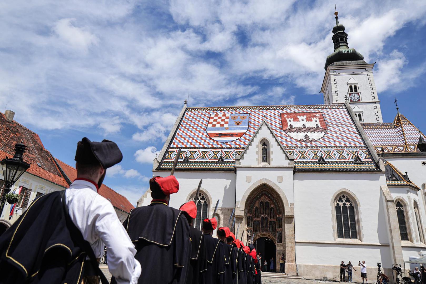 Na grbu je Gradec, a otvorena vrata simboliziraju gostoljubivost. To je grb grada Zagreba