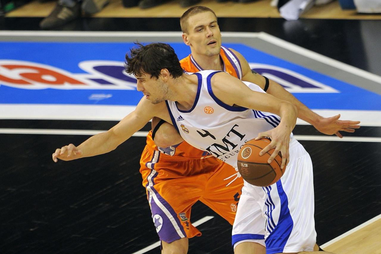 'Power Elec. Valencia\'s Lithuanian center Robertas Javtokas (L) vies for the ball with Real Madrid\'s Croatian center Ante Tomic (R) during the Euroleague basketball match Power Elec. Valencia vs Rea