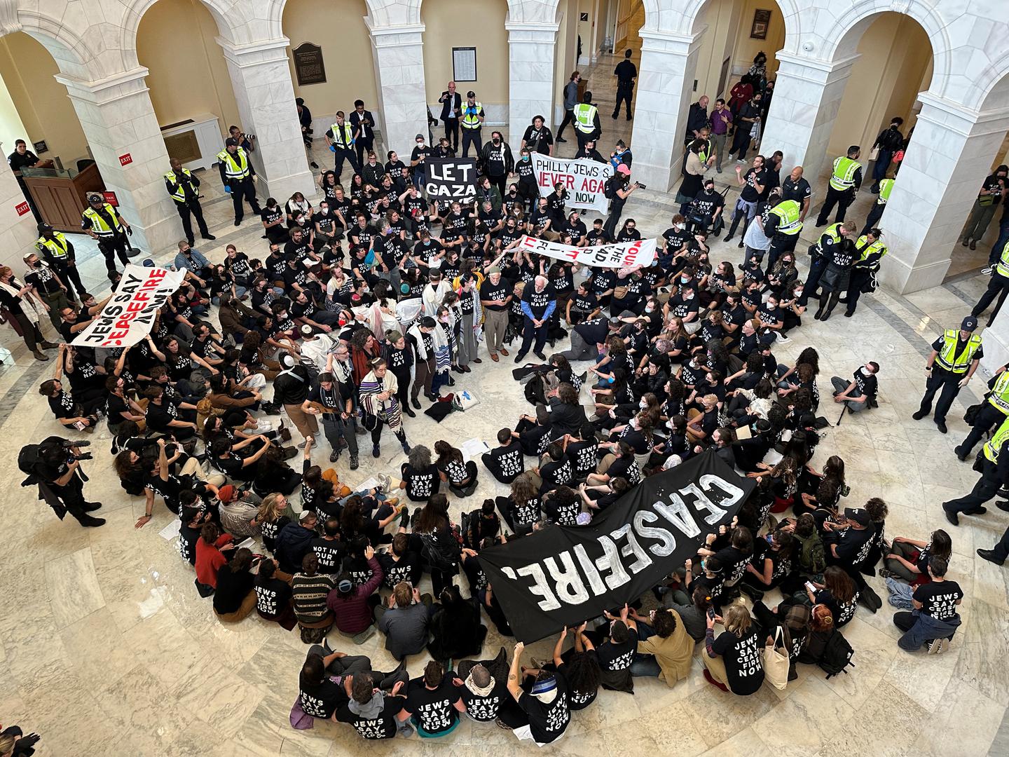 Protesters calling for a cease fire in Gaza and an end to the Israel-Hamas conflict occupy the rotunda of the Cannon House office building, surrounded by a ring of U.S. Capitol police on Capitol Hill in Washington, U.S., October 18, 2023. REUTERS/Jonathan Ernst Photo: JONATHAN ERNST/REUTERS