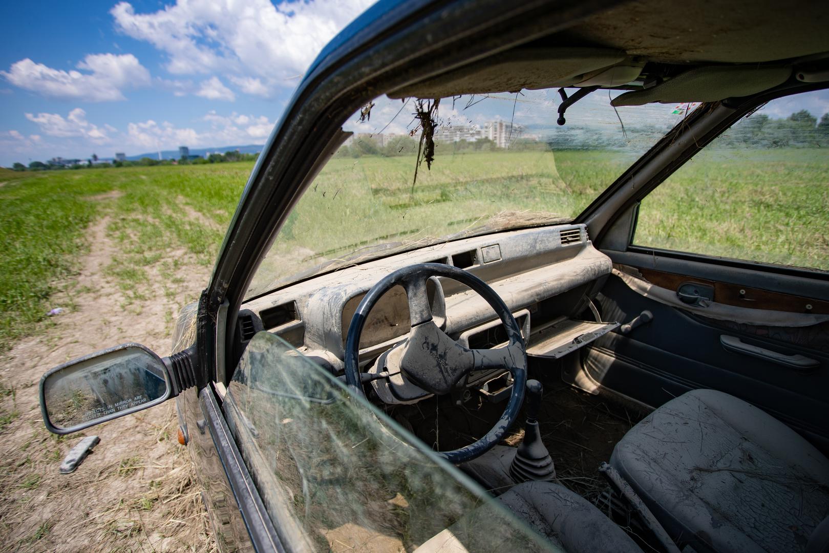 Automobil Daewoo Tico koji je stradao pri izlijevanju Save iz korita, još stoji na desnoj obali izmedju rijeke i nasipa
