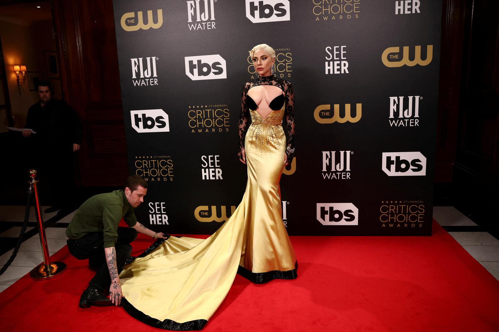 U Londonu je na dodjelu nagrada BAFTA-a Lady Gaga svojom odjevnom kombinacijom na crveni tepih donijela dašak glamura starog Hollywooda, a samo dan kasnije u Los Angelesu na dodjeli nagrada Critics Choice došla je u sasvim drugačijem izdanju od onoga u Londonu.