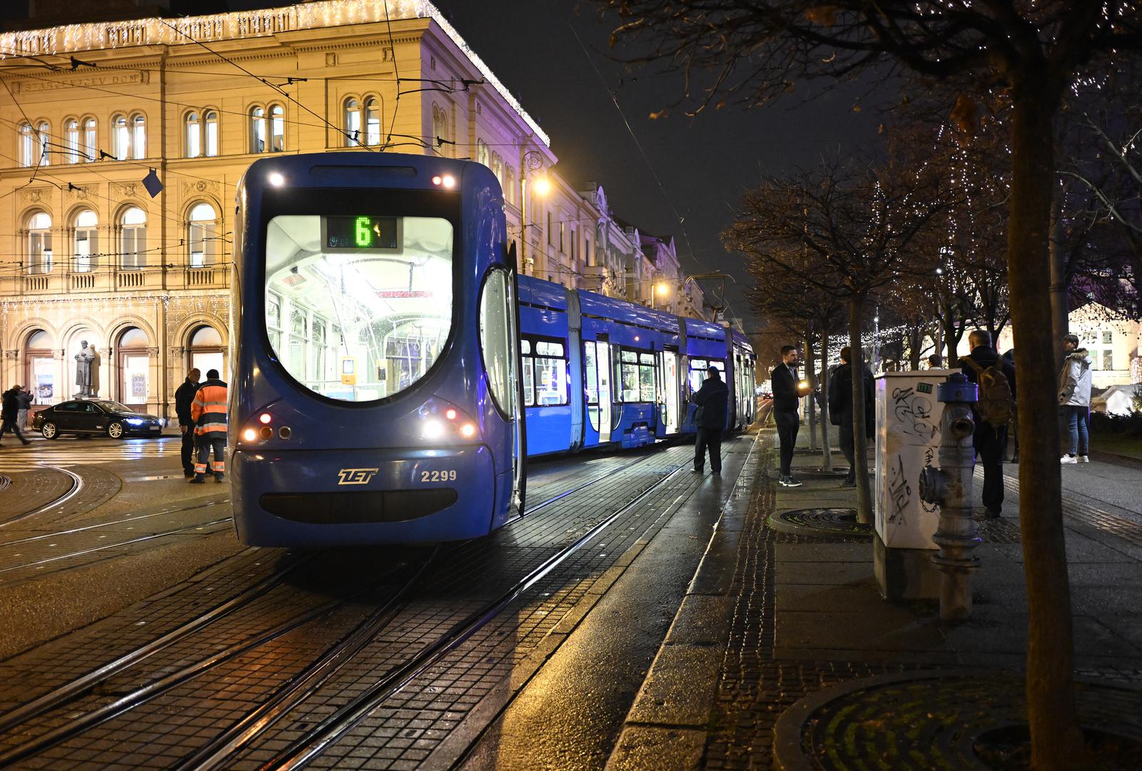 09.12.2024., Zagreb - ZET-ov tramvaj broj sest iskocio je iz tracnica na Trgu kralja Tomislava Photo: Neva Zganec/PIXSELL