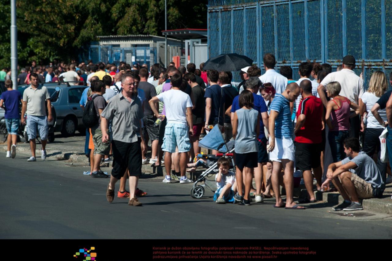 '20.08.2012., Zagreb - Redovi za kupovinu ulaznica za utakmicu 4. pretkola Lige prvaka izmedju GNK Dinamo i NK Maribor. Photo: Daniel Kasap/PIXSELL'