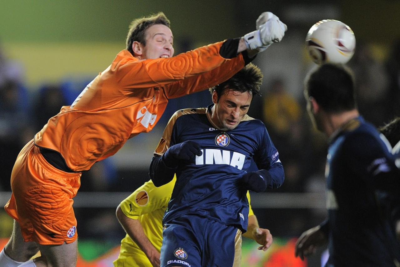 \'Dinamo Zagreb\'s goalkeeper Ivan Kelava hits the ball with hands during the UEFA Europa League football match Villareal vs NK Dinamo Zagreb at Madrigal stadium on December 2, 2010 in Villarreal.   A