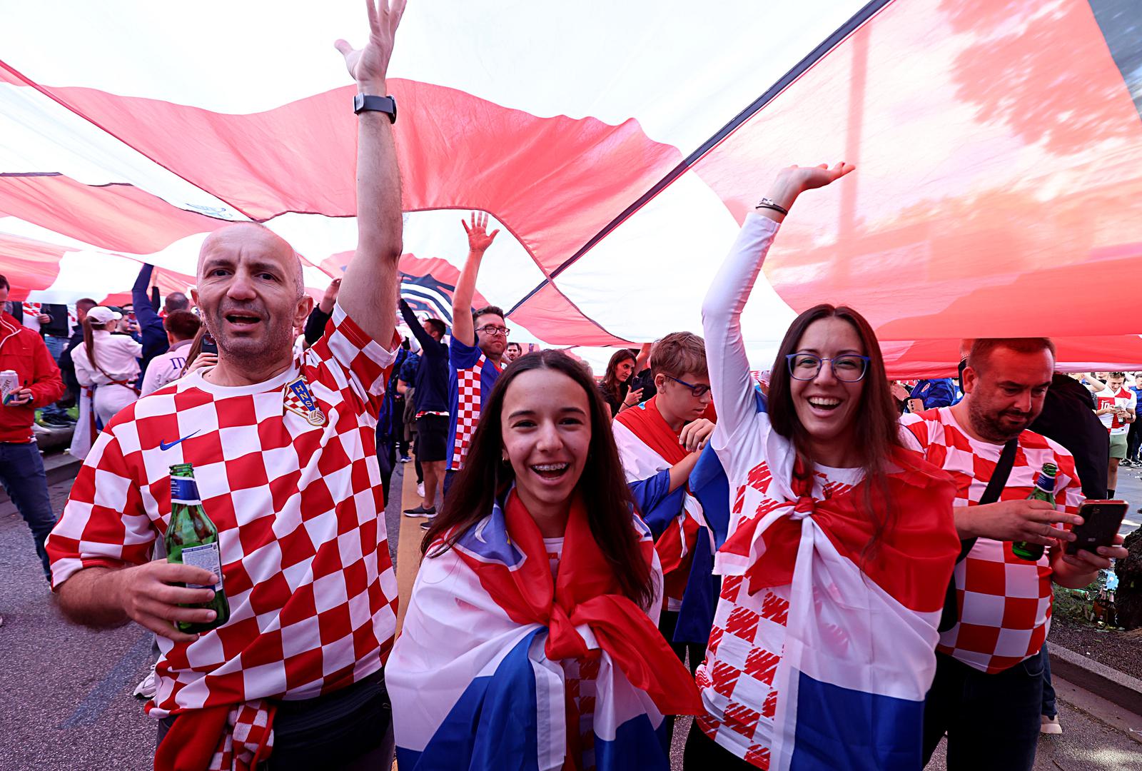 Najveća hrvatska navijačka zastava, ona iz Crikvenice, nakon Berlina, stigla je i u Hamburg. Čitavog dana traje veliko ludilo u gradu prije utakmice Hrvatske i Albanije