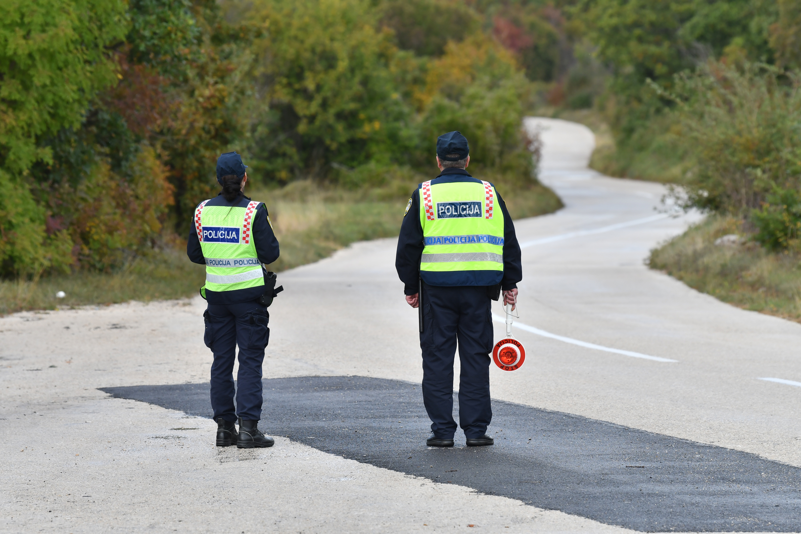 Iz Hrvatske u BiH: Kako stoji na službenoj stranici Uprave za neizravno oporezivanje, u BiH je dopušteno unijeti ili poslati osobne pošiljke mesa i mlijeka te njihovih proizvoda (osim mlijeka u prahu za dojenčad, dječje hrane i posebne hrane ili posebne hrane za kućne ljubimce potrebne iz medicinskih razloga) pod uvjetom da dolaze iz država članica EU-a, Andore, Lihtenštajna, Norveške, San Marina, Švicarske, Farskog otočja, Grenlanda, Islanda, Crne Gore, Sjeverne Makedonije, i to u količini od pola kilograma po osobi.