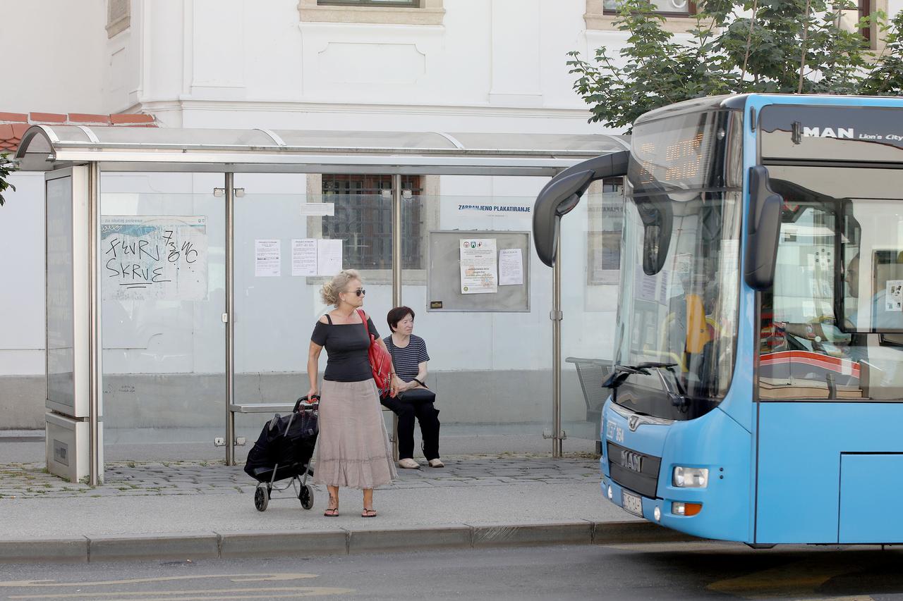 Zagreb: Putnici čekaju autobus na stajalištu na Kaptolu