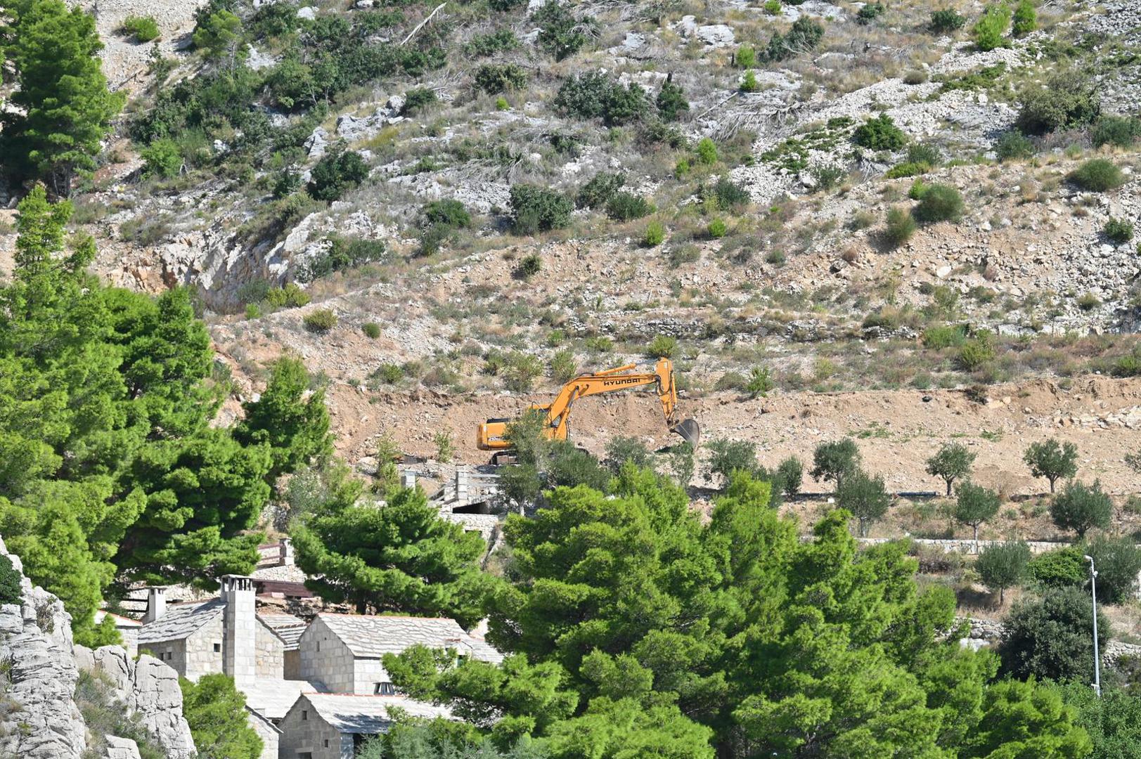 Proces rušenja započeo je s uklanjanjem ceste i potpornih zidova dugih dva kilometra, koji povezuju Jadransku magistralu s malim hotelom.