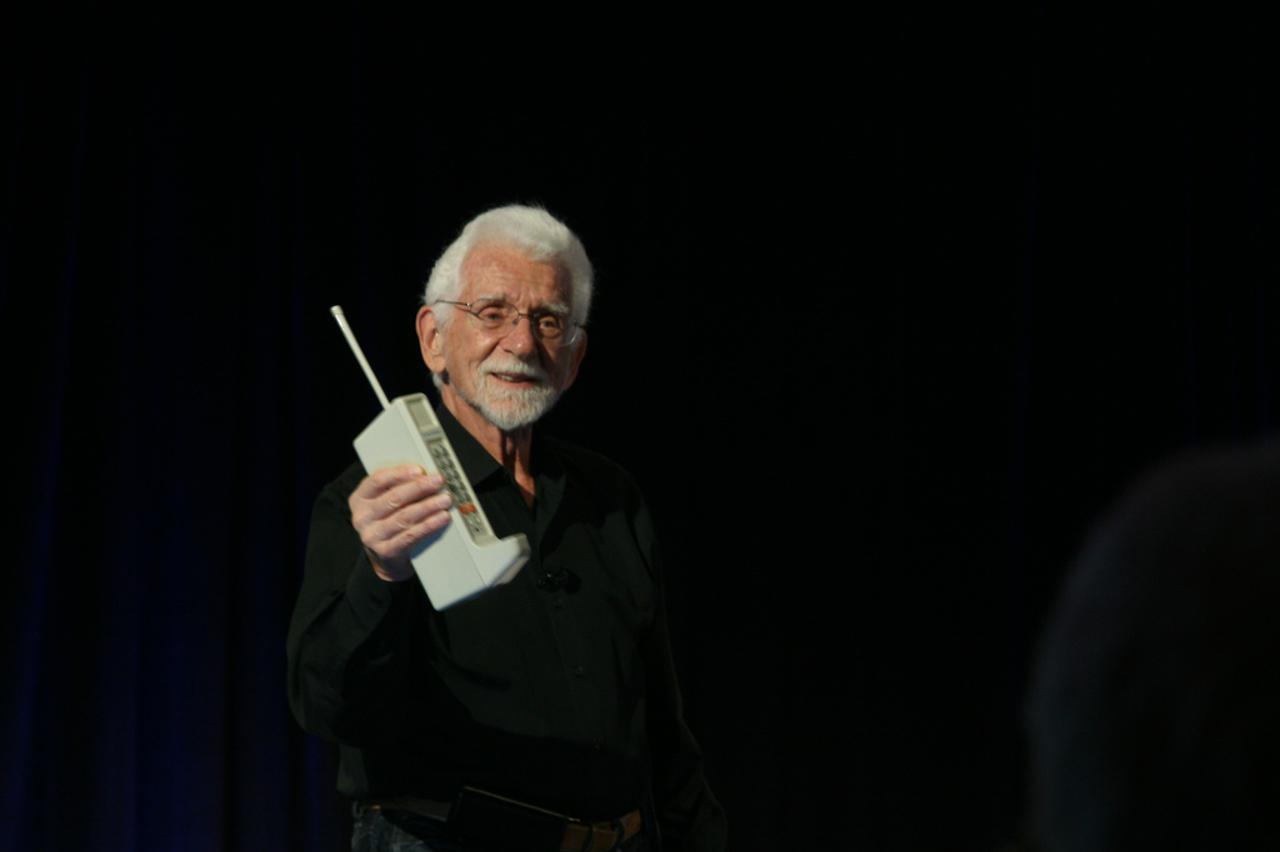 MARTY COOPER,MOTOROLA DYNATAC