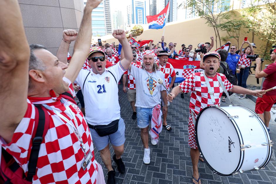 KATAR 2022 - Hrvatski navijači u Dohi podižu atmosferu za utakmicu protiv Argentine