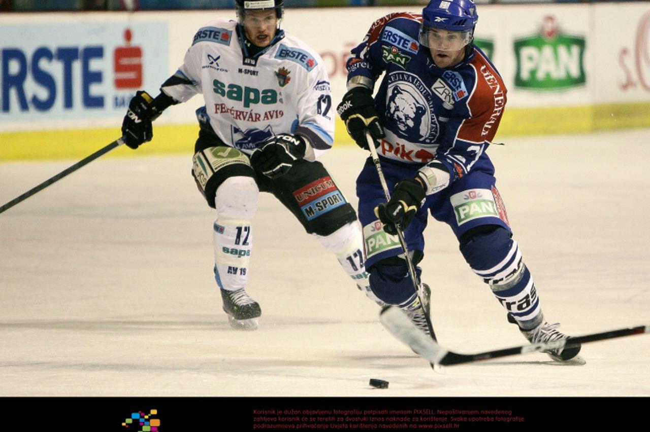 '09.12.2012., Zagreb . Dom sportova , hokejaska utakmica, EBEL Liga, KHL Medvescak - SAPA Fahervar AV19. Dustin Jeffrey, Andras Benk.  Photo: Grgur Zucko'