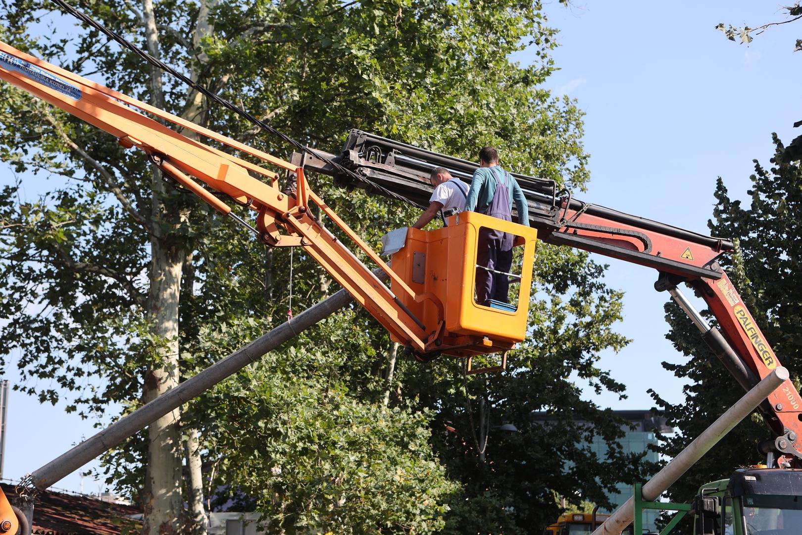 20.07.2023. Zagreb - Uklanjanje posljedica jucerasnjeg nevremena na Trnjanskoj cesti  Photo: Marko Prpic/PIXSELL