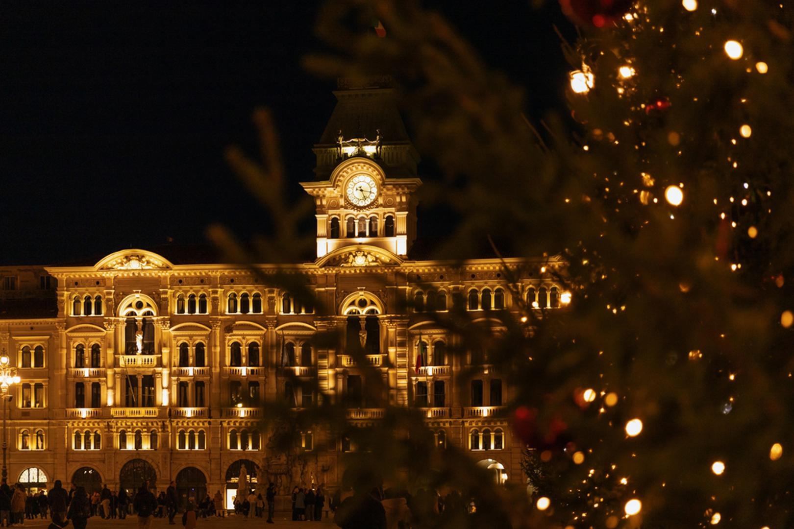 Trst - mediteranski adventski ugođaj: Tršćanski advent donosi jedinstvenu kombinaciju srednjoeuropske i mediteranske božićne tradicije. Od 1. prosinca do 6. siječnja 2024., povijesni centar grada ukrašen je tisućama svjetala, a glavni trg Piazza Unità d'Italia pretvara se u božićno selo. Posjetitelji mogu uživati u talijanskim božićnim specijalitetima, kupiti tradicionalne slastice i rukotvorine, te se zagrijati uz poznati aperitiv. Posebnost ovogodišnjeg izdanja je veliki božićni sajam na Ponterossu, gdje lokalni obrtnici izlažu svoje proizvode.

