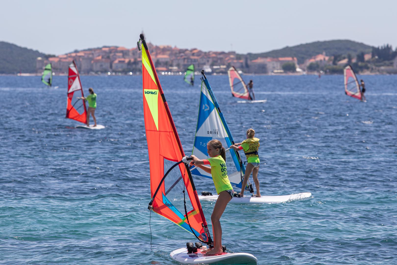 Viganj: Viganj je raj za ljubitelje vodenih sportova, ova šljunčana plaža nalazi se na poluotoku Pelješcu i nudi mnoštvo aktivnosti za one koji traže više od kupanja. Zbog svog geografskog položaja, povoljnih vjetrova čini ga savršenim mjestom za jedrenje na dasci, parasailing, jedrenje i druge sportove na vodi, koji su svi dostupni.