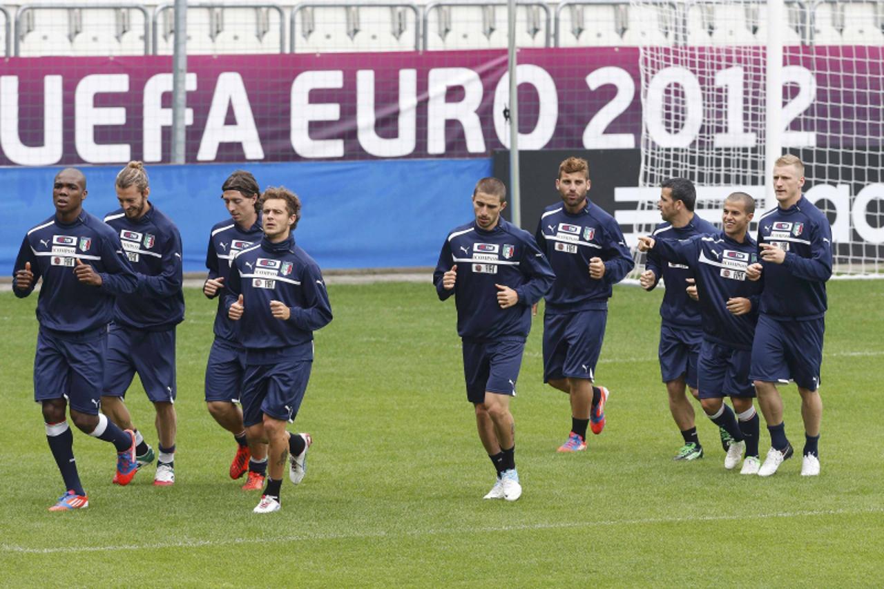 'Italy's soccer players warm-up during a training session for the Euro 2012 at Cracovia Stadium in Krakow June 11, 2012.  REUTERS/Tony Gentile (POLAND  - Tags: SPORT SOCCER)  '