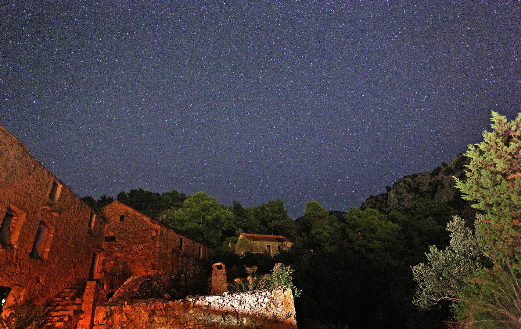 Selo je Malo Grablje, na Hvaru, u blizini Milne. Prazno je desetljećima, od kad ga je stanovništvo napustilo zbog filoksere, bolesti vinove loze