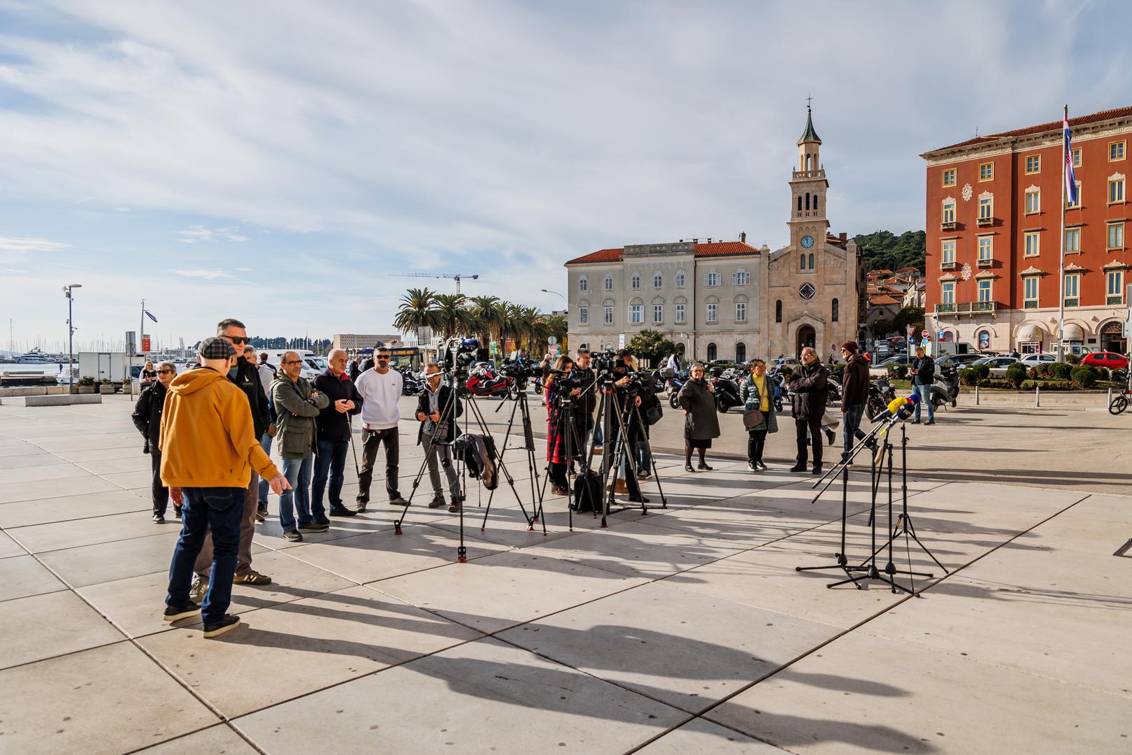 Društvene mreže ubrzo su preplavile komentari poput "car", "koja likčina", "dokaz da je u Hrvatskoj super", pa čak i "Jel to Peđa Grbin sabotaža". 