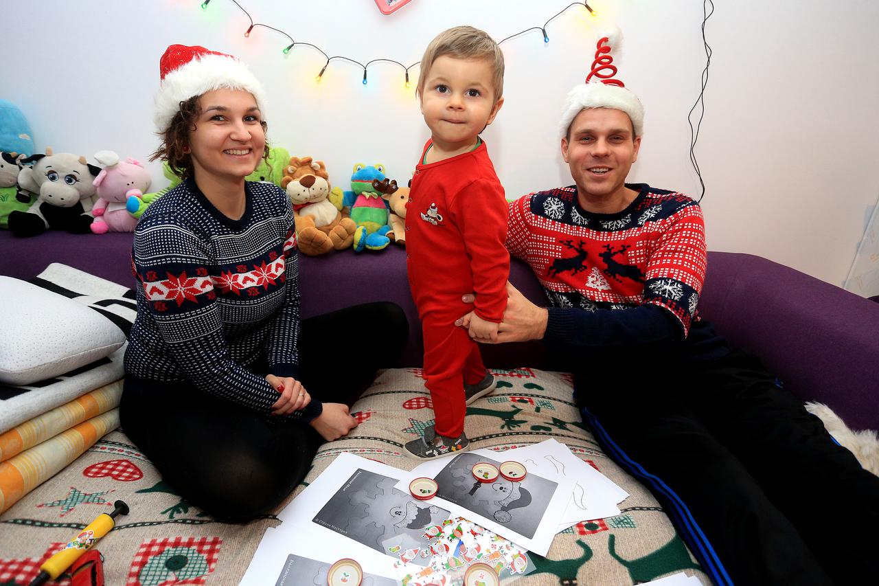 17.12.2015,Osijek,Osjecke obitelji u susret bozicnim i novogodisnjim blagdanima,Azra Damjanov Stefancic,Danko Stefancic i sin Ivano Photo: Davor Javorovic/PIXSELL