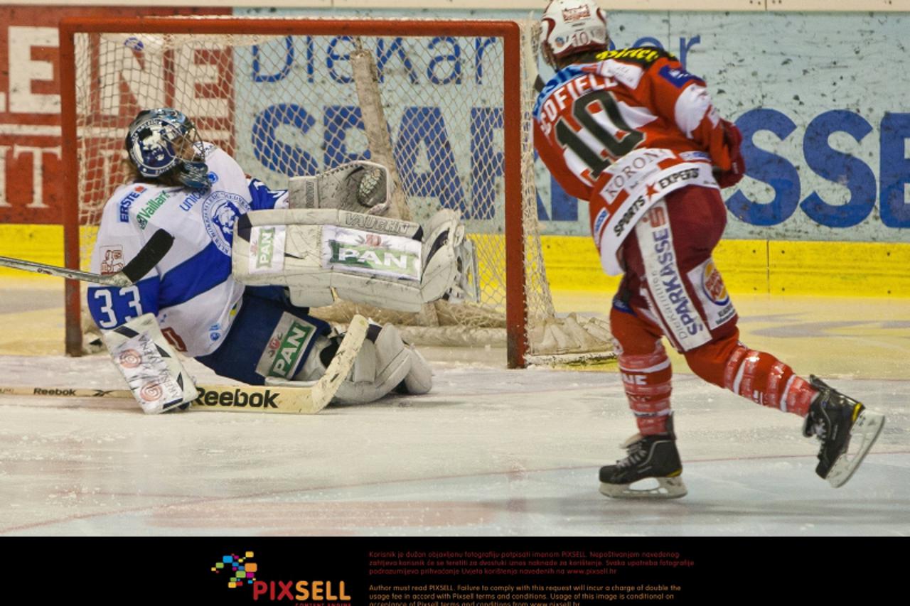 '08.03.2011, Stadthalle, Klagenfurt, AUT, EBEL, EC KAC vs KHL MEDVESCAK ZAGREB, im Bild Tylor Scofield (Kac, #10), Robert Kristan (Khl Medvescak  Zagreb, #33), Tylor Scofield (Kac, #10), Foto Ÿ nph / 