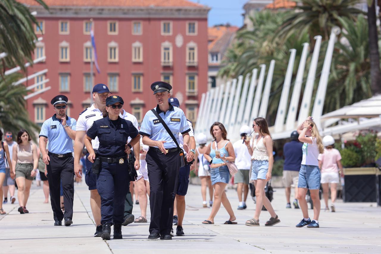 Medjunarodna policijska suradnja u okviru projekta Sigurna turisticka destinacija. Poljski, Ceski, Talijanski, Francuski policajci na raspolaganju su svoim sugradjanima koji su na ljetovanju u Hrvatskoj